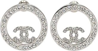 Chanel Orecchini tondi CC placcati argento con strass e chiusura a pressione 2022