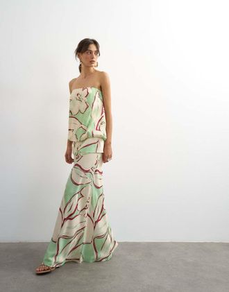 Topshop vestito maxi in raso con vita scesa, blouson e bandeau a fiori verde