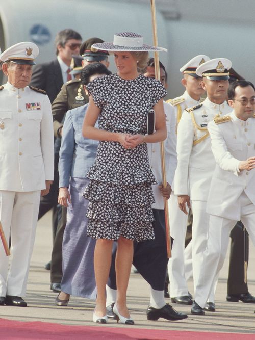 Lady Diana am Flughafen von Tailand in einem Volantkleid.