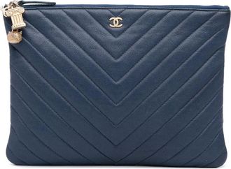 Chanel Clutch O Case media in pelle Caviar con motivo Chevron e ciondoli in stile Antica Grecia 2018 - Blu