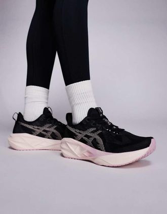 Asics Novablast 5 - Sneakers da corsa nere e rosa perla-Nero