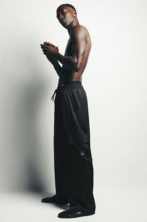 Alo | Satin Horizon Straight Leg Cargo Pants in Black, Size: Medium