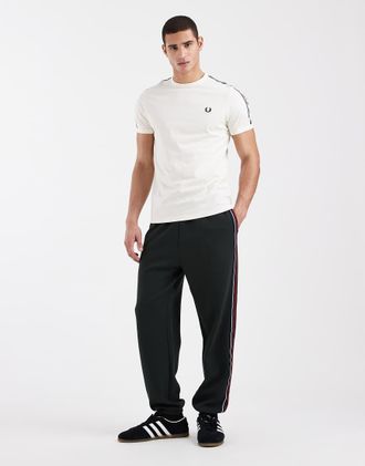 Fred Perry Pantaloni sportivi verde scuro a righe con fettuccia con logo