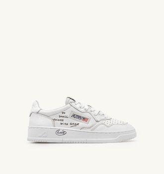 Autry Thomas L&eacute;lu x Autry MEDALIST LOW SNEAKERS IN WHITE LEATHER WITH LETTERING