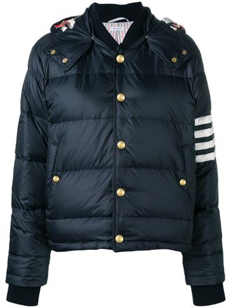 Thom Browne Bomberjacke mit Daunenf&uuml;llung und abnehmbarer Kapuze vorne und 4 Stegen aus Nylon mit mattem Finish