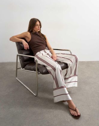 Topshop Pantaloni a fondo ampio in raso a righe color avorio e cioccolato allacciati in vita in coordinato-Bianco