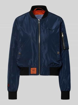 Original Bombers Bomberjacke mit Label-Patch und Rei&szlig;verschlusstasche am &Auml;rmel in Marine, Gr&ouml;&szlig;e XL