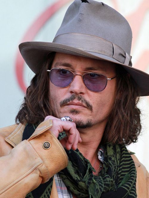 Johnny Depp im lässigen Rock-Chic mit Hut, Sonnenbrille und Ringe