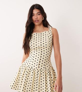 KAIIA Esclusiva Kaiia - Vestito corto giallo e nero a pois con scollo squadrato accollato, bottoni sul davanti e gonna raccolta