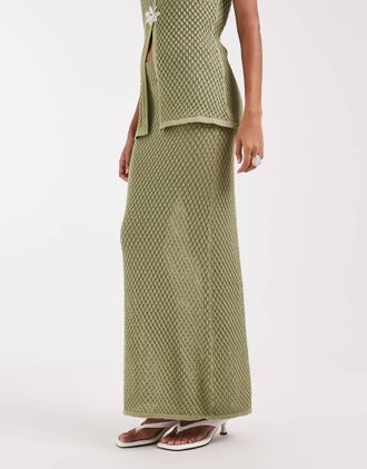 Pretty Lavish Gonna lunga traforata verde con spilla fiore in coordinato