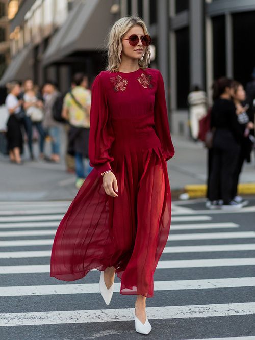 Caro Daur in rode jurk