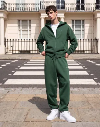 Nike Solo Fleece joggers con logo e fondo elasticizzato verde scuro