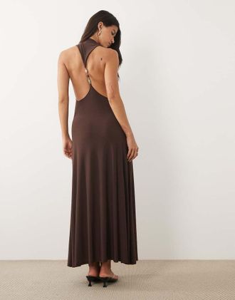 Asos Vestito lungo modellante accollato color cioccolato con schiena scoperta e finiture-Marrone