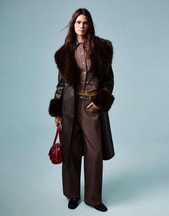 Bershka Cappotto marrone effetto pelle con pelliccia sintetica a contrasto