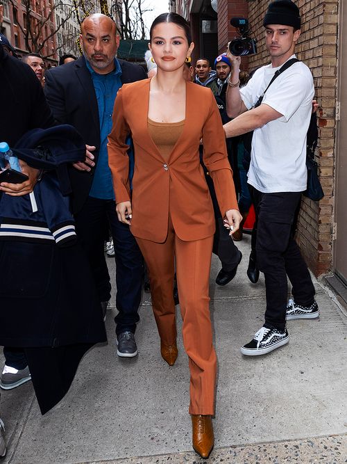look total brown Selena Gomez