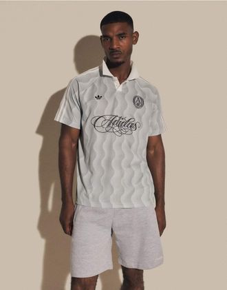 adidas Originals jersey estiva con logo script in verde salvia