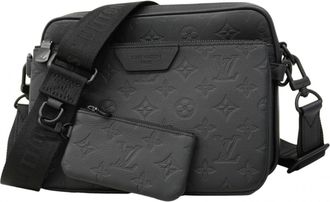 Louis Vuitton Noir Shoulder Bag (Pre-Owned)