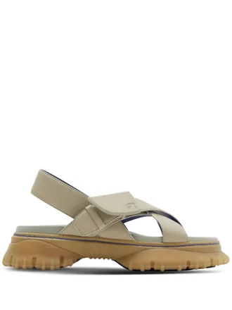 Burberry Leren sandalen met logo-reli&euml;f - Beige