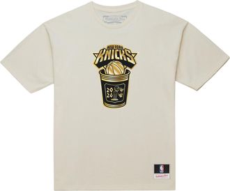 Mitchell & Ness New York Knicks B & G Coffee Cup T-Shirt in Cream Men