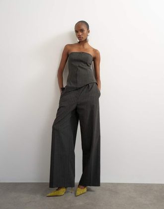 Topshop pantaloni coordinati a righe con doppia piega e patta, marrone e nero-Multicolore