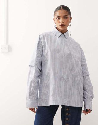 Lioness T-Shirt oversize sovrapposta 2 in 1 con camicia a maniche lunghe bianca e blu a righe in coordinato