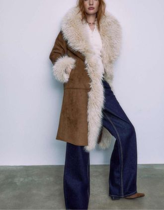 Stradivarius Cappotto lungo marrone con pelliccia sintetica spettinata