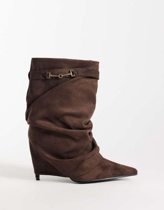 Simmi London Simmi London Sansa stivali con tacco risvoltati e arricciati con dettaglio morsetto in similscamosciato marrone