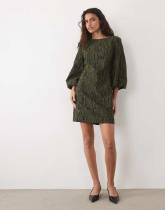 Vero Moda mini dress jacquard con maniche voluminose e scollo a barchetta in dark olive-Verde