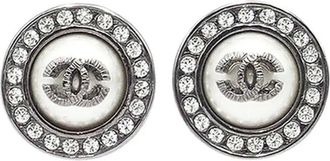 Chanel Orecchini CC in metallo color canna di fucile con perle sintetiche e cristalli 2021 - Argento