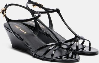 Prada Sandalias con cu&ntilde;a de charol