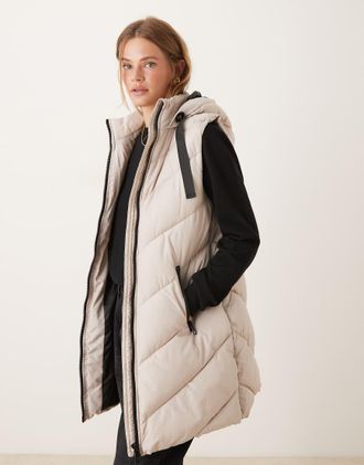 Jacqueline de Yong Gilet taglio lungo imbottito con motivo a spina di pesce color pietra con cappuccio-Neutro