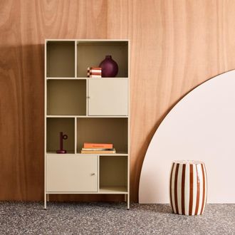 Sweeek Aparador estilo industrial de metal con 8 compartimentos, crema