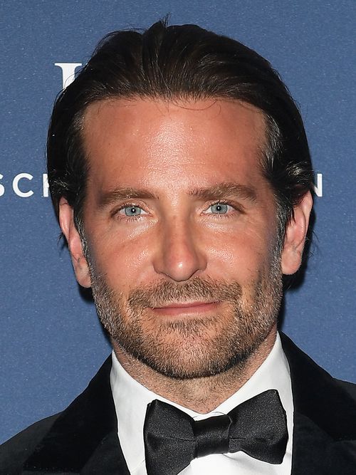 Bradley Cooper in einem Smoking auf einem Red Carpet Event.