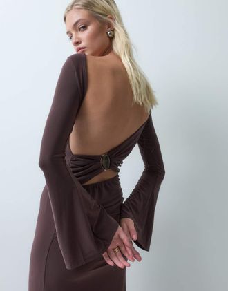Asos abito lungo con scollo asimmetrico, schiena scoperta e dettagli a profilo, color cioccolato-Marrone