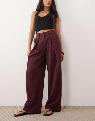 Miss Selfridge Pantaloni sartoriali a fondo ampio con pieghe sul davanti color fico-Marrone
