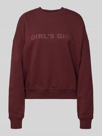 Oh April Sweatshirt mit Statement-Print und &uuml;berschnittenen Schultern in Aubergine, Gr&ouml;&szlig;e XL