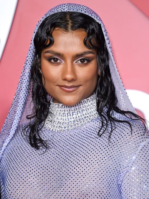 Simone Ashley am roten Teppich der Fashion Awards in London