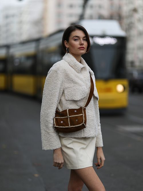 Streetstyle mit einem weißen Outfit, bestehend aus einem Minirock und einer Shacket aus Teddyfell.