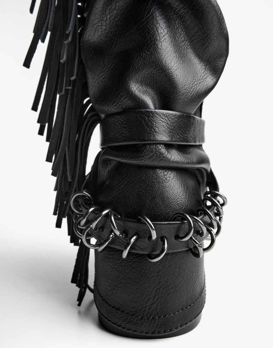 Bershka Stivali neri bassi con frange-Nero da 89,99 € su Stylight