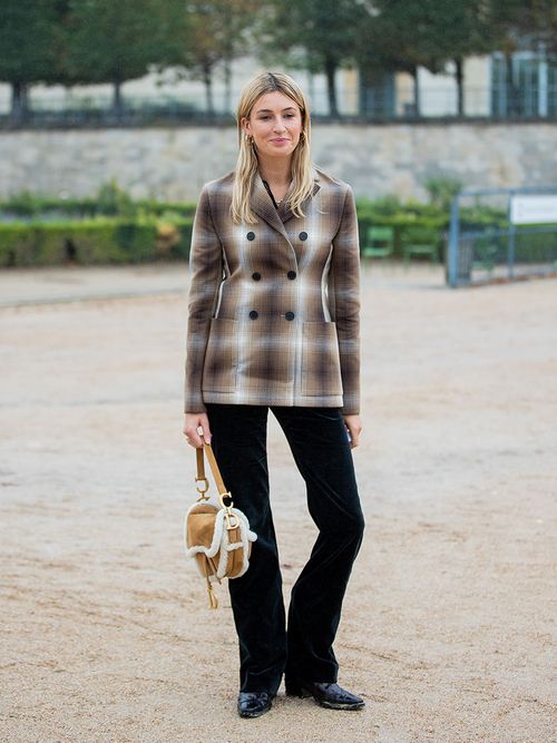 Streetstyle mit einem karierten Blazer zu einer schwarzen Hose.
