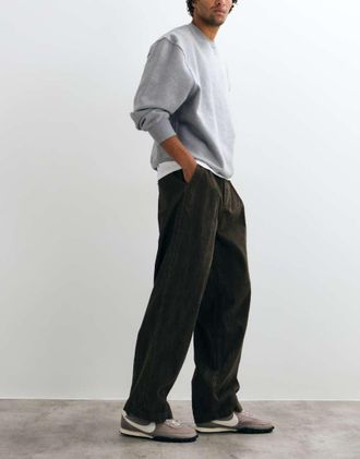 Obey Dean pantaloni ampi in velluto a coste plissettati marroni-Marrone