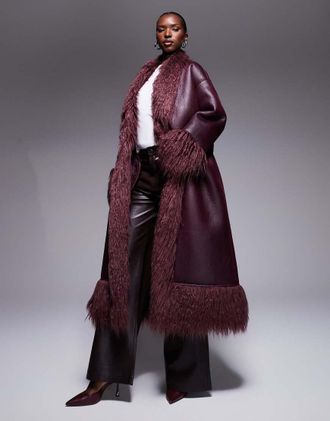 Aria Cove Cappotto lungo in pelle sintetica color bordeaux con cintura e finiture in pelliccia sintetica lanuginosa-Rosso