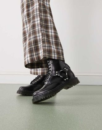 Dr. Martens 1460 - Stivali neri a 8 occhielli con dettaglio stile imbracatura-Nero