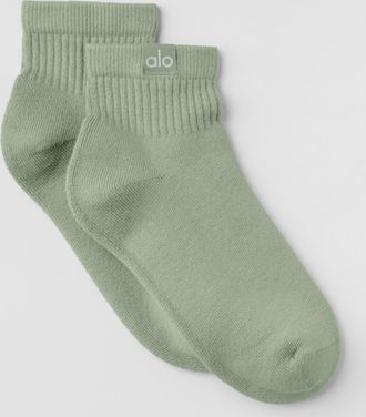 Alo | Quarter Crew Street Socks in Dune Grass, Size: Medium