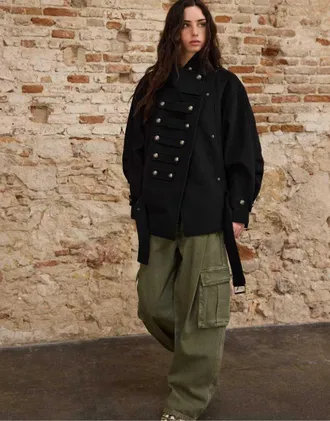 Stradivarius giacca con collo alto e bottoni nera-Nero