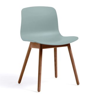 HAY About A Chair AAC 12, Walnuss lackiert / dusty blue 2.0 (Kunststoffgleiter)