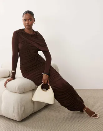 Bardot Vestito maxi in jersey con scollo ad anello Bardot, dettaglio mantella e arricciature, color cioccolato-Marrone
