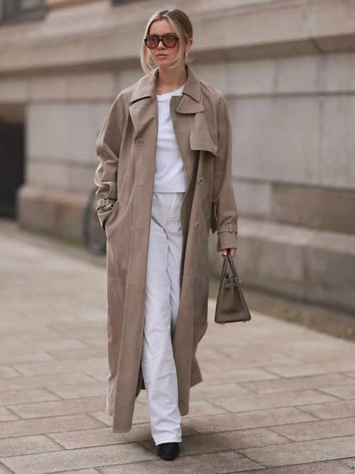 Isabelle Hartmann trägt einen Trenchcoat, weißes Shirt, beige Jeans in Hamburg.