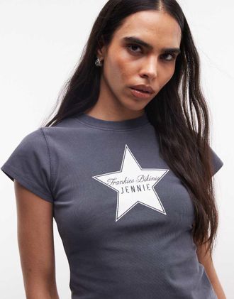 Frankies Bikinis x Jennie Kim - T-shirt mini grigio sbiadito con stampa di stelle