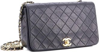 Chanel Borsa a spalla media in pelle di agnello trapuntata con battente - Nero